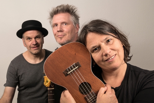 Folk-Trio Bongo in a bubble
